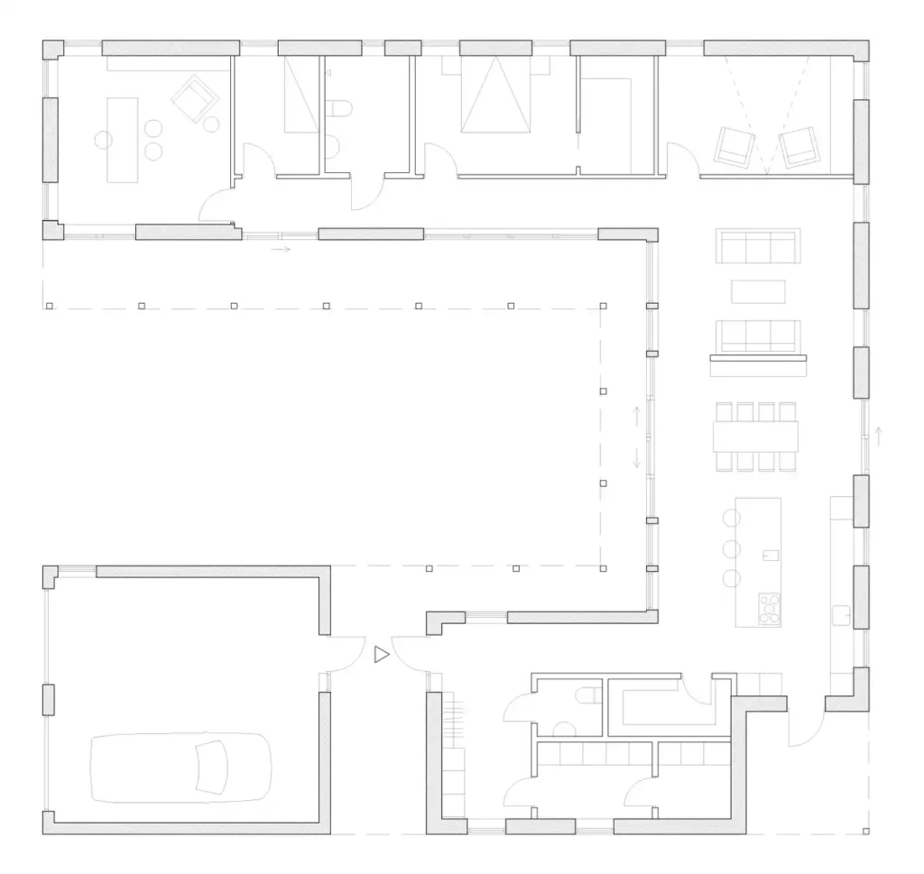 Planritning av U-format villa med tre flyglar runt central uteplats. Flyglar för vardagsrum/kök, sovrum/badrum och garage. Stora glas- och skjutdörrar mot uteplatsen, entré med hall, minst två sovrum och ett badrum med dusch.